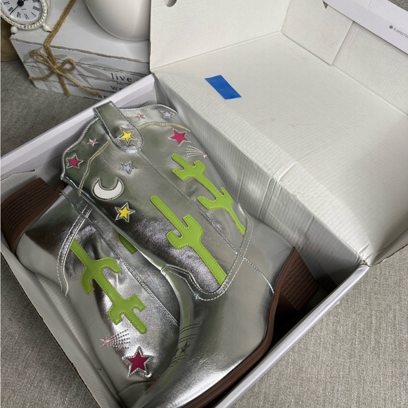 🤠 Silver Western Cowboy Boots Women’s Size 6 – Star & Cactus Design – New In Box - Picture 2 of 6